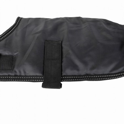 capa preta para cão com tira adesiva e detalhe refletor