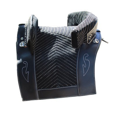 Sela preta acolchoada com costura branca e detalhes em couro e metal