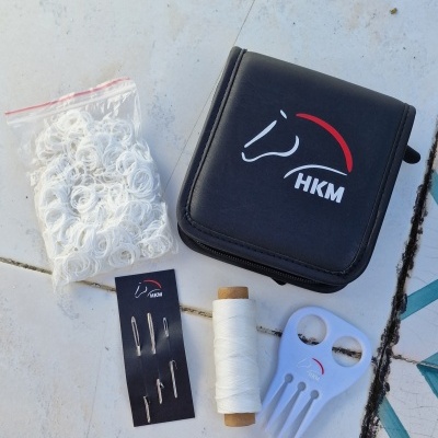 Kit de costura de equitação com estojo preto, linhas, agulhas, pente e ligas brancas