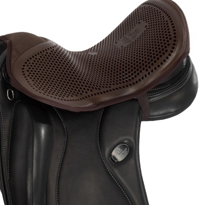 Sela de equitação em couro preto com assento castanho perfurado