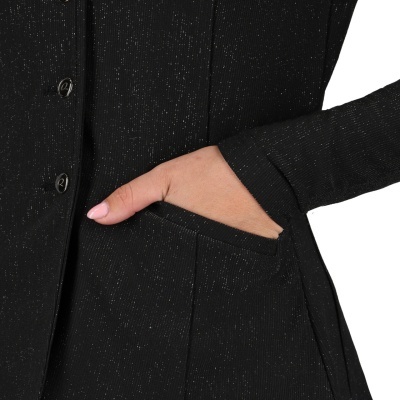 Casaco preto com detalhes prateados e bolso lateral com mão.