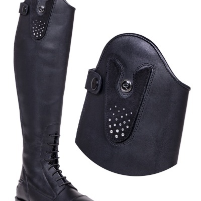 Bota alta preta de couro com atacadores e fecho