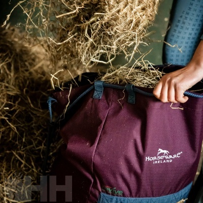 Saco de feno Horseware Ireland bordeaux e azul no estábulo