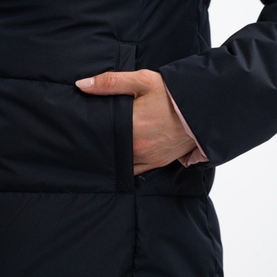 Casaco preto acolchoado com bolso lateral e fundo branco