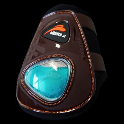 Protetor castanho com elemento translúcido azulado e etiqueta eQuick.it