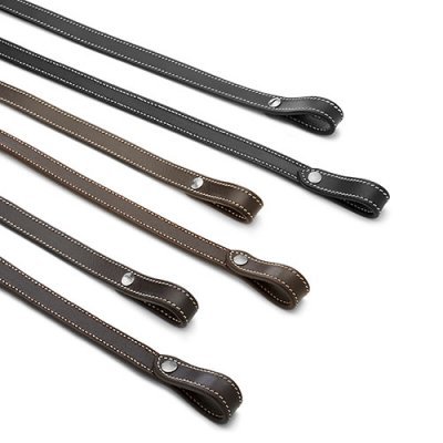 Cinco correias de couro sintético em preto e castanho com costuras brancas e rebites metálicos