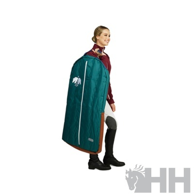 Capa de proteção verde para roupas com fecho branco e logotipo HH transportada ao ombro