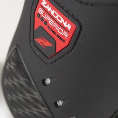 Produto desportivo preto com etiquetas vermelhas ZANDOONI SUPERIOR TECHNO SERIES e Gel Tech
