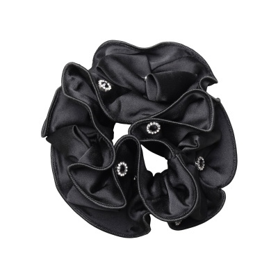 Elástico de cabelo preto acetinado com detalhes brilhantes.