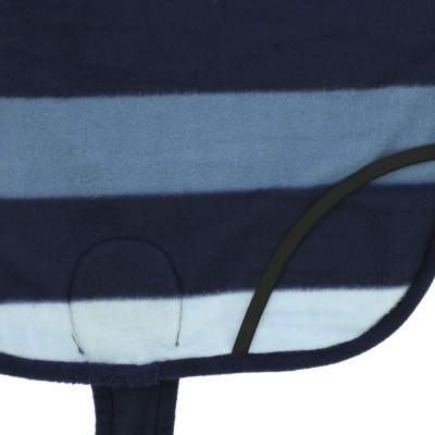 Manta de tecido com riscas azuis e bordas pretas