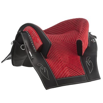 Sela de equitação vermelha e preta com detalhes metálicos