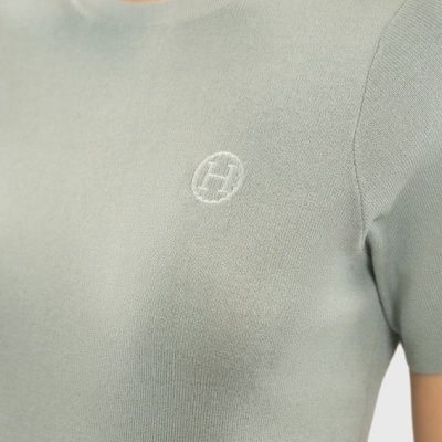 T-shirt verde claro com bordado branco H no peito