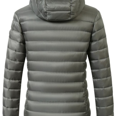 Casaco acolchoado cinzento com capuz visto de costas