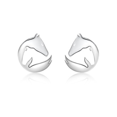 Brincos prateados com design de cavalo em fundo branco