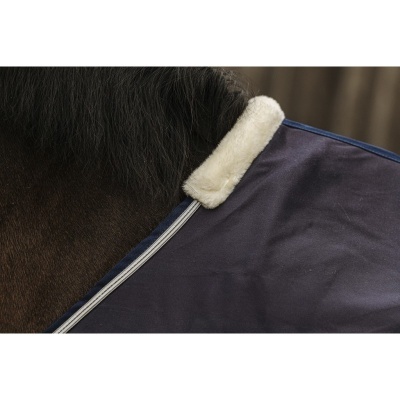Cobertura azul escuro com rebordo branco felpudo para cavalo