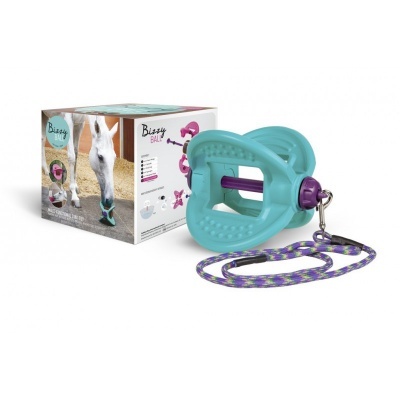 Brinquedo azul para cavalo com corda colorida e caixa com imagem de cavalo