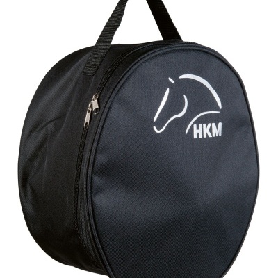 Bolsa redonda preta com desenho branco de cavalo e texto 'HKM'