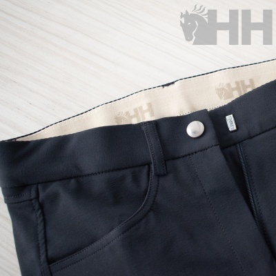 Calças pretas com bolsos e cintura interna bege com logótipo HH