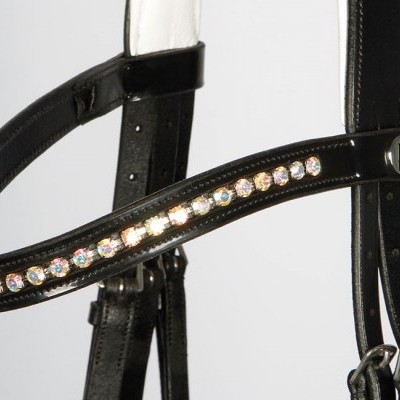 Peça de arreio preta em couro com pedras brilhantes coloridas