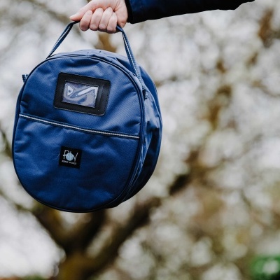 Bolsa redonda azul escura com etiqueta Riding World à frente
