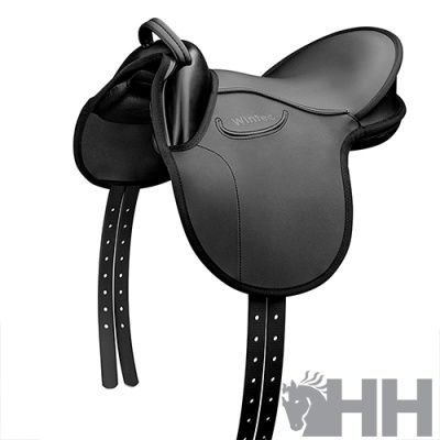Sela de equitação preta em couro com alças ajustáveis e gravação 'Wiltons'