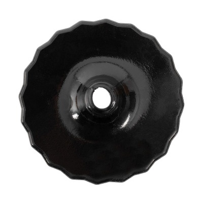Forma de bolo em metal preto com furo central e borda ondulada