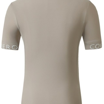 Polo cinzento claro de homem visto de trás com texto branco nas mangas