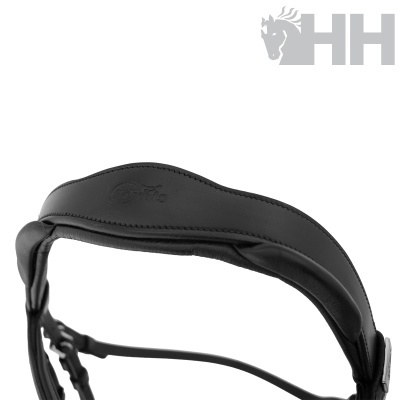 Cabeçada em couro preto com marca Cavallo gravada e logotipo HH no fundo