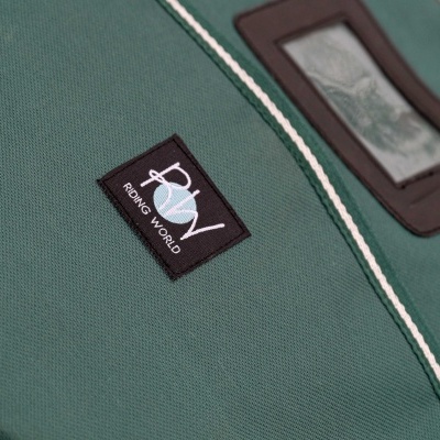 Produto verde com etiqueta Riding World e janela transparente preta