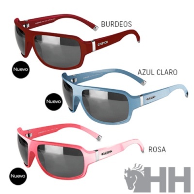 Três óculos de sol desportivos coloridos burdeos, azul claro e rosa com lentes cinzentas e marca CASCO