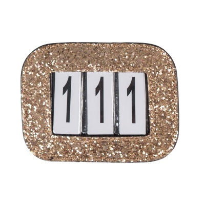 Mostrador retro com moldura dourada e número 111