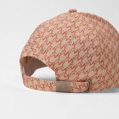 Boné bege com padrão vermelho e fecho ajustável