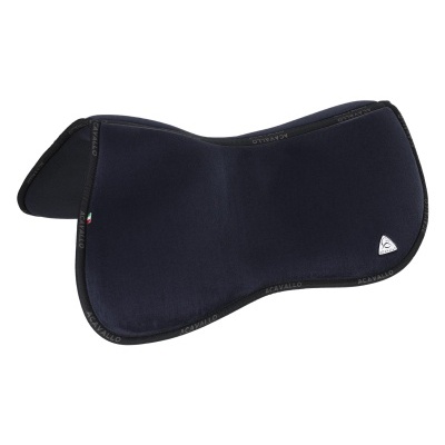 Tapete de sela azul escuro com bordas pretas e etiqueta triangular ACAVALLO