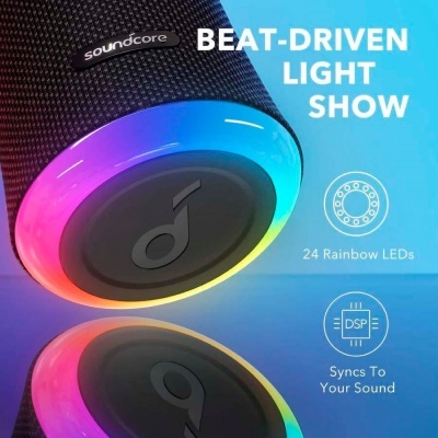 Coluna portátil preta com iluminação LED colorida circular e textos promocionais em fundo azul