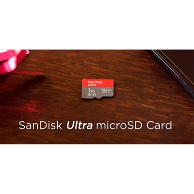 Cartão microSD SanDisk Ultra 1TB sobre madeira