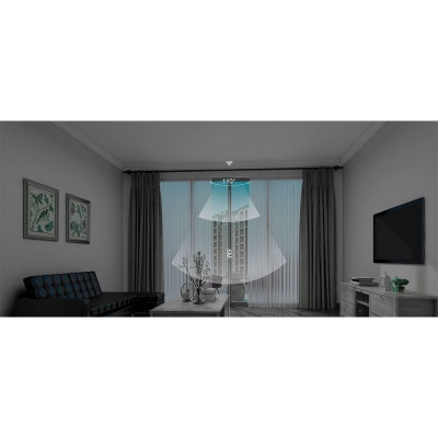 Janela grande com cortinas cinzentas e brancas translúcidas numa sala moderna com sofá escuro e televisão