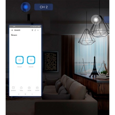 Interface de aplicação móvel com botões azuis para controlo de canais sobre sala de estar moderna com sofá bege e decoração