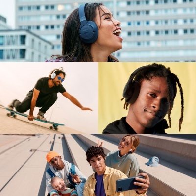 Pessoas jovens a usar auscultadores sem fios pretos em ambientes urbanos