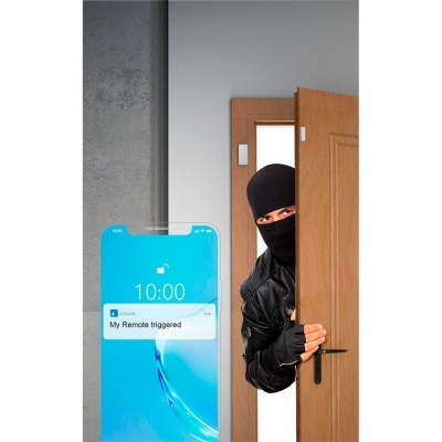 Homem de roupa preta espreita atrás de porta de madeira, ao lado telemóvel mostra notificação 'My Remote triggered'