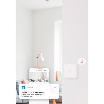 Sensor ZigBee de temperatura e humidade na parede de uma sala moderna