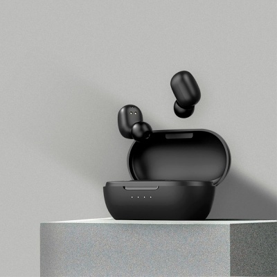 Auscultadores sem fios pretos com estojo aberto e luzes indicadoras.