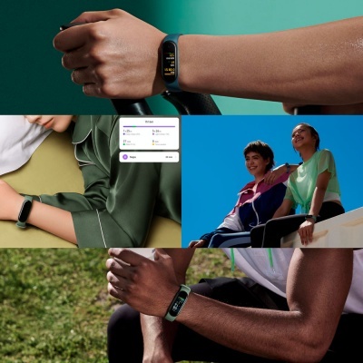 Pessoa a usar pulseira inteligente preta com ecrã digital em diferentes ambientes