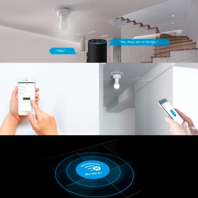 Lâmpada inteligente branca no teto com controle por voz e smartphone, ícone digital 'NO Wi-Fi'.