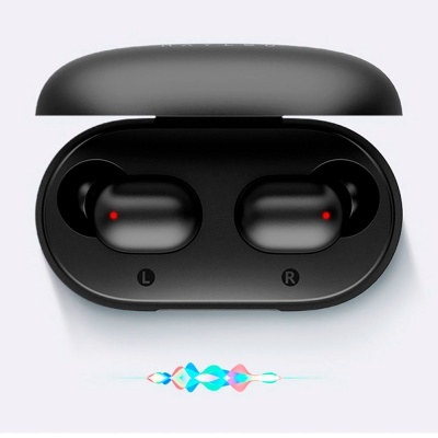 Auriculares sem fios pretos na caixa de carregamento aberta