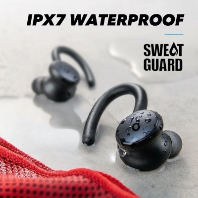 Auriculares wireless pretos com gotas de água, texto IPX7 WATERPROOF e SWEAT GUARD
