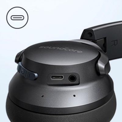 Auriculares Soundcore pretos com botões laterais e portas USB-C e jack sobre fundo branco
