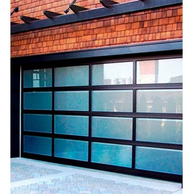 Porta de garagem moderna com painéis de vidro fosco e moldura preta