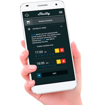 Smartphone branco com aplicação Shelly aberta a mostrar agendamento semanal.