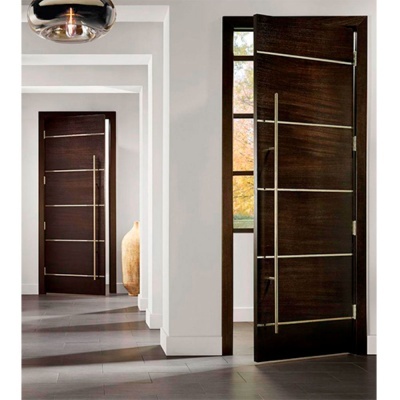 duas portas interiores em madeira escura com faixas metálicas prateadas