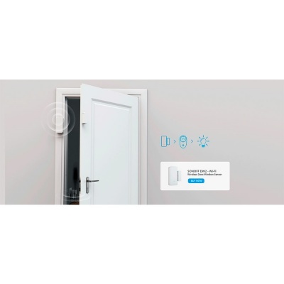 Porta branca aberta com sensor WiFi Sonoff DW2 ao lado